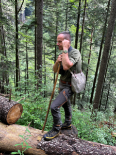 ARGE Schutzwaldtagung SGFV 2024 Exkursion Wolf im Taminatal Martin Allemann (5) Wildhüter Rolf Wildhaber.jpg